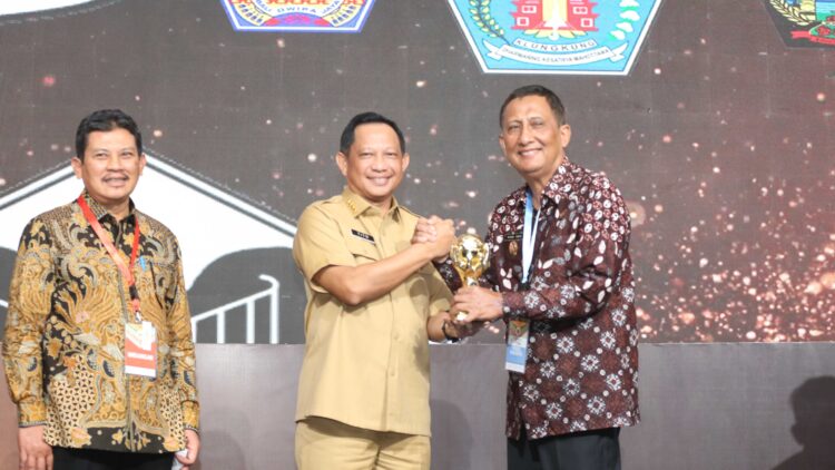 Capai Kriteria Cakupan Kepesertaan Minimal Peserta JKN, Pemkab Pangandaran Raih Penghargaan UHC Awards 2023