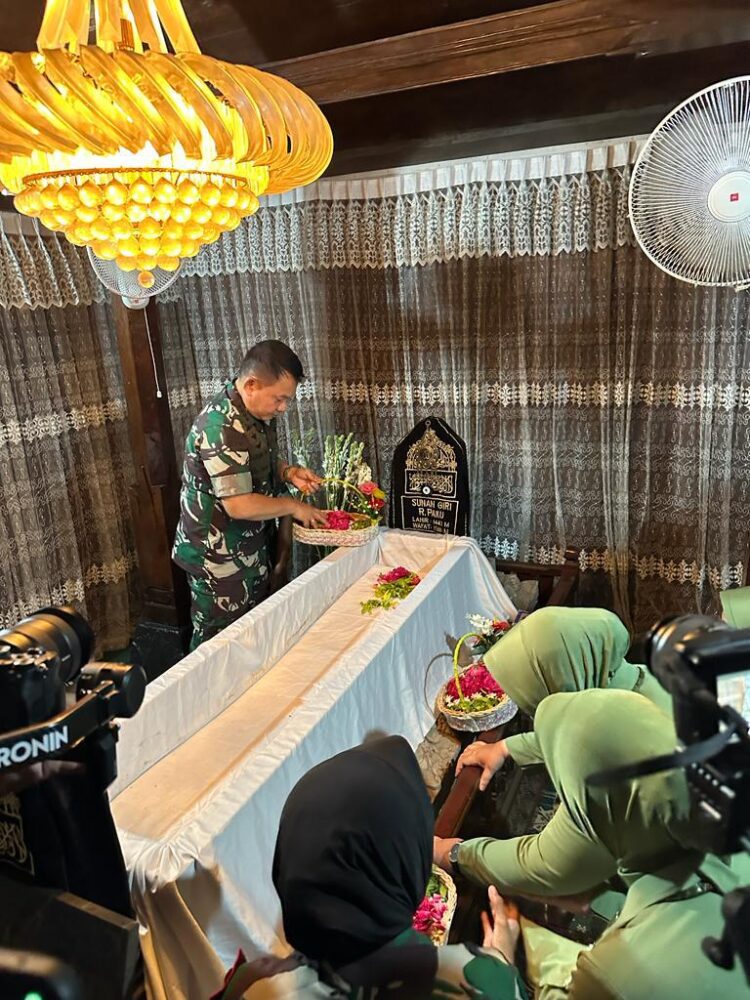 Jenderal Dudung Ziarah ke Makam Sunan Giri dan Jadi Imam Salat Magrib di Masjid Syekh Maulana Malik Ibrahim